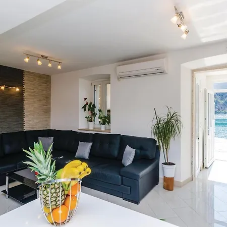 Three-bedroom In بيت للعطل *
