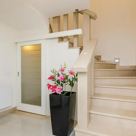 Three-bedroom In بيت للعطل Mokošica